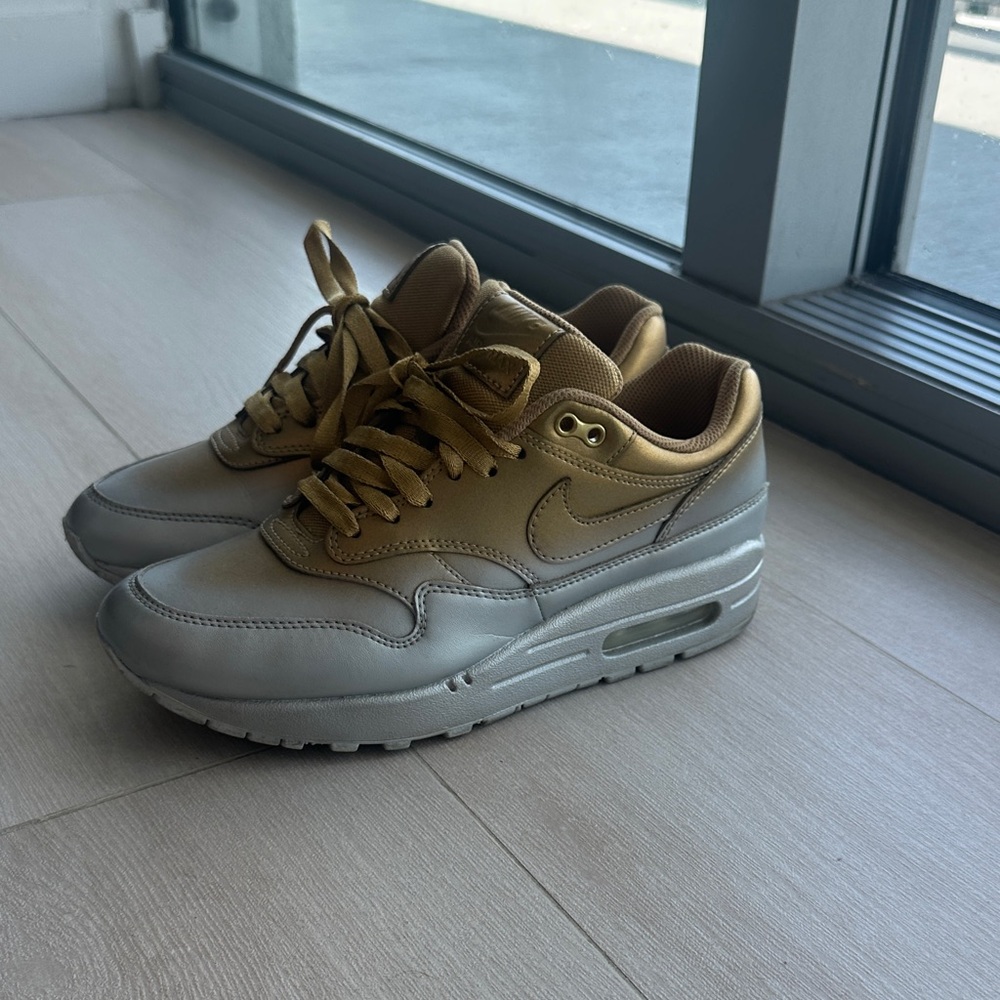 Nike Airmax Metallic Gold and Silver Sneakers 7.5